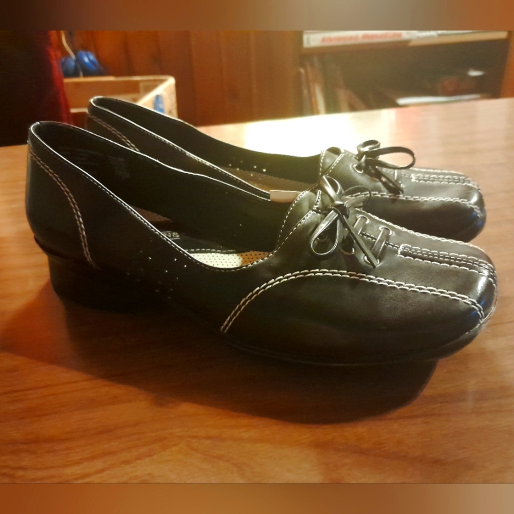 Predictions, Women's Flats w/laces, Wide-Width SIZE 6
